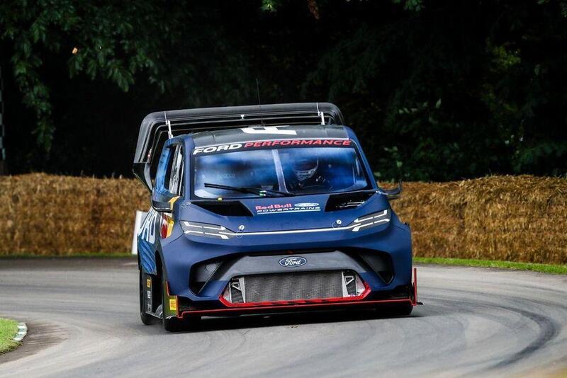 Ford vince a Goodwood con il suo Supervan elettrico, batte tutte le altre termiche e a batterie