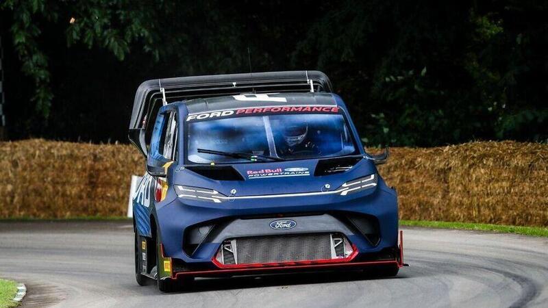 Ford vince a Goodwood con il suo Supervan elettrico, batte tutte le altre termiche e a batterie