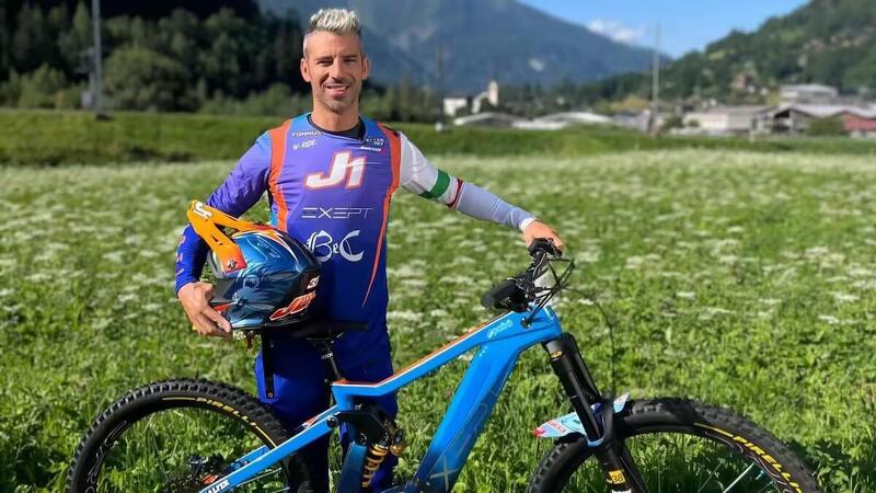 Brutta caduta per Marco Melandri in eMTB. Scapola e quattro costole rotte