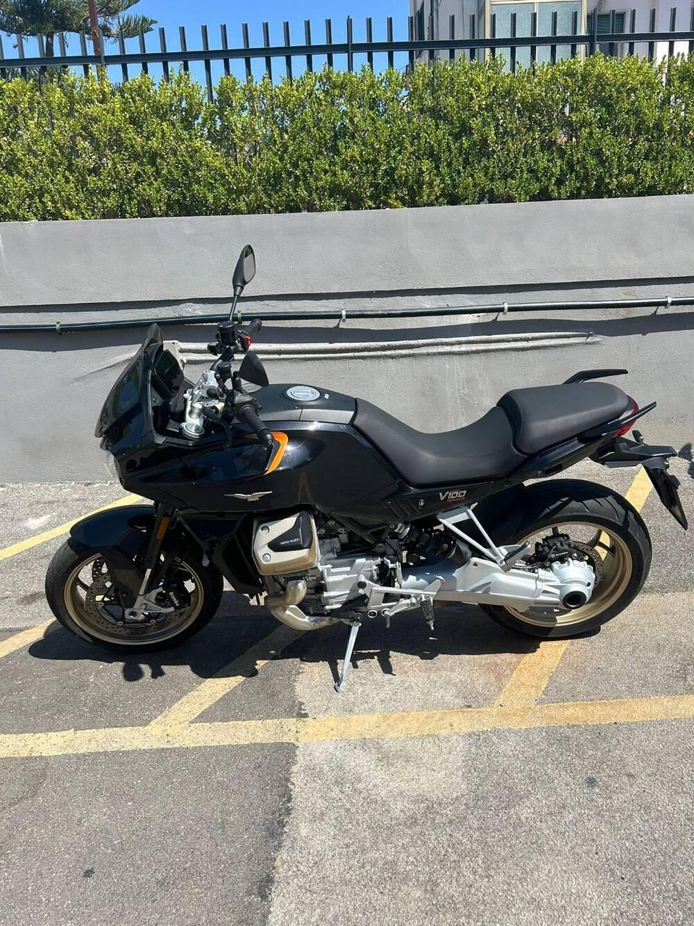 Moto Guzzi V100 Mandello (2022 - 24)