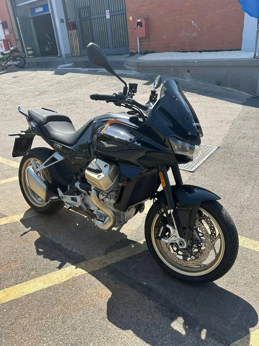 Moto Guzzi V100 Mandello (2022 - 24) (7)