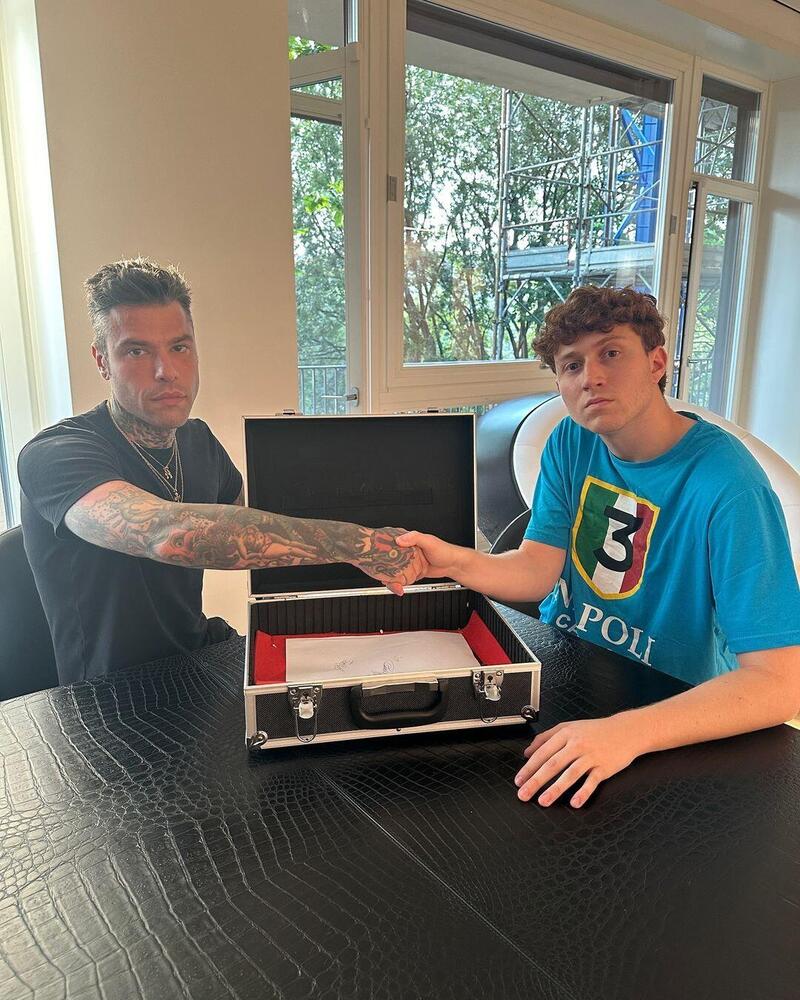 Ok, ma chi caz*o è il Rosso di Twitch, lo streamer sempre in live con Fedez  e che si è tatuato Anna Pepe sulla gamba? Ecco perché dovrebbe condurre  Sanremo… - MOW -