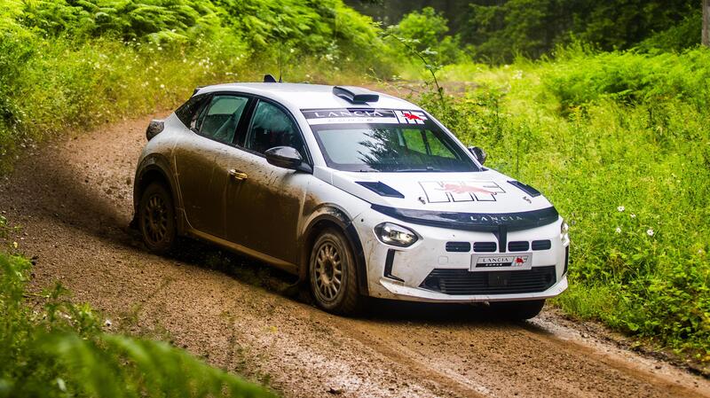 Lancia Ypsilon Rally 4 HF: la guida Miki Biasion, senti come ruggisce il tre cilindri | VIDEO 