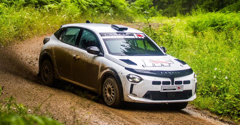 Lancia Ypsilon Rally 4 HF: la guida Miki Biasion, senti come ruggisce il tre cilindri | VIDEO 