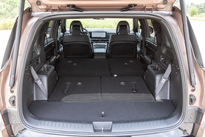 Il bagagliaio aperto della nuova Hyundai Santa Fe (da 628 a 711 litri)