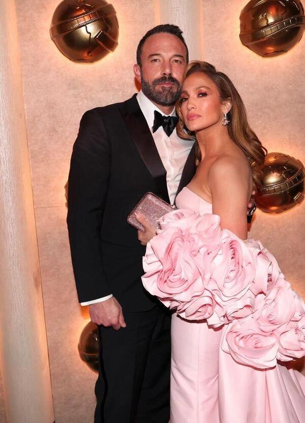 Jennifer Lopez, anniversario di matrimonio con giro con una Mercedes d&rsquo;epoca, ma con un altro... E il marito Ben Affleck?