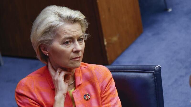 Europa: Ursula von der Leyen fa muro per le elettriche nel 2035