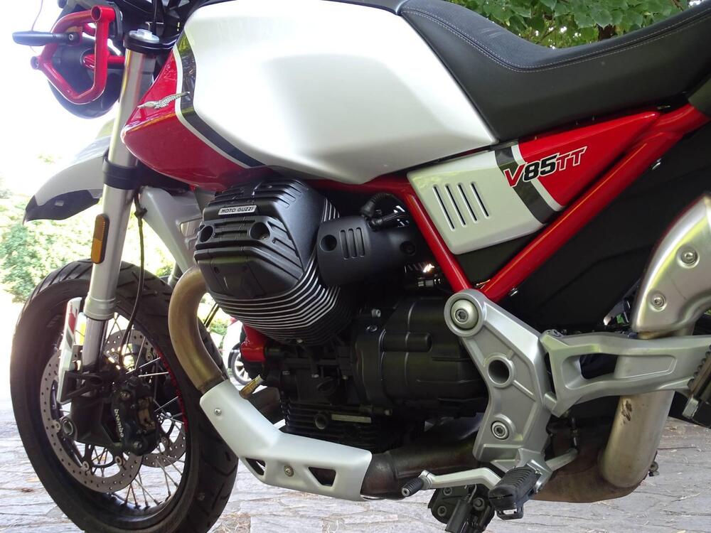 Moto Guzzi V85 TT Evocative Graphics (2019 - 20) (11)