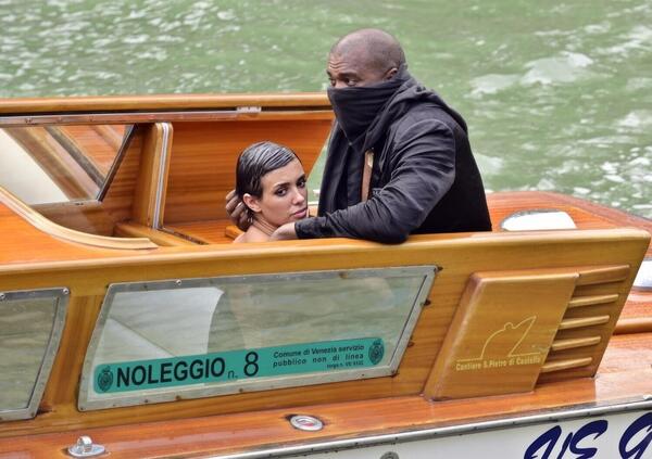 Bianca Censori e Kanye West, quante volte hanno rischiato l&#039;arresto, anche in Italia, per i look estremi (e perch&eacute; Ye e la moglie l&#039;hanno sempre scampata)? [FOTO]