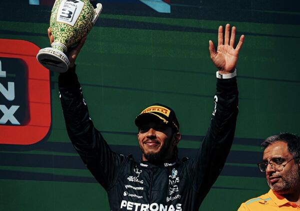 Lewis Hamilton iconico in Ungheria tra l&rsquo;incidente con Verstappen e le battutine di Norris