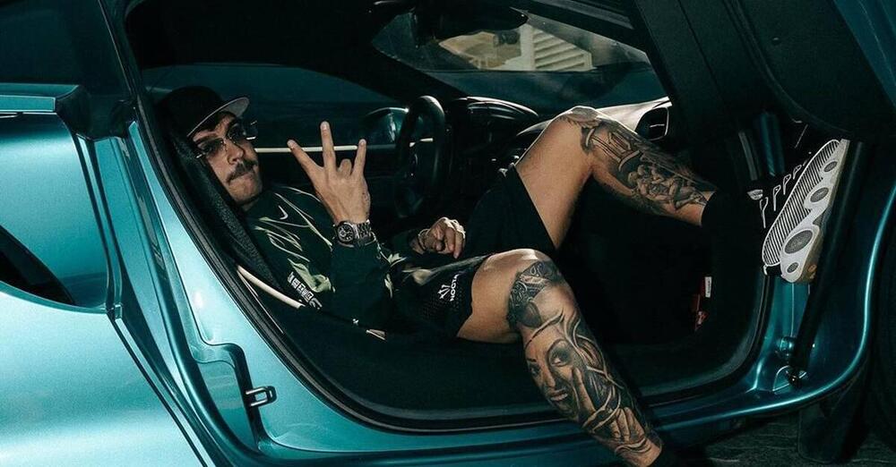 Geolier, ma cos&rsquo;&egrave; la storia del noleggio di auto, moto, aerei e barche del rapper napoletano?