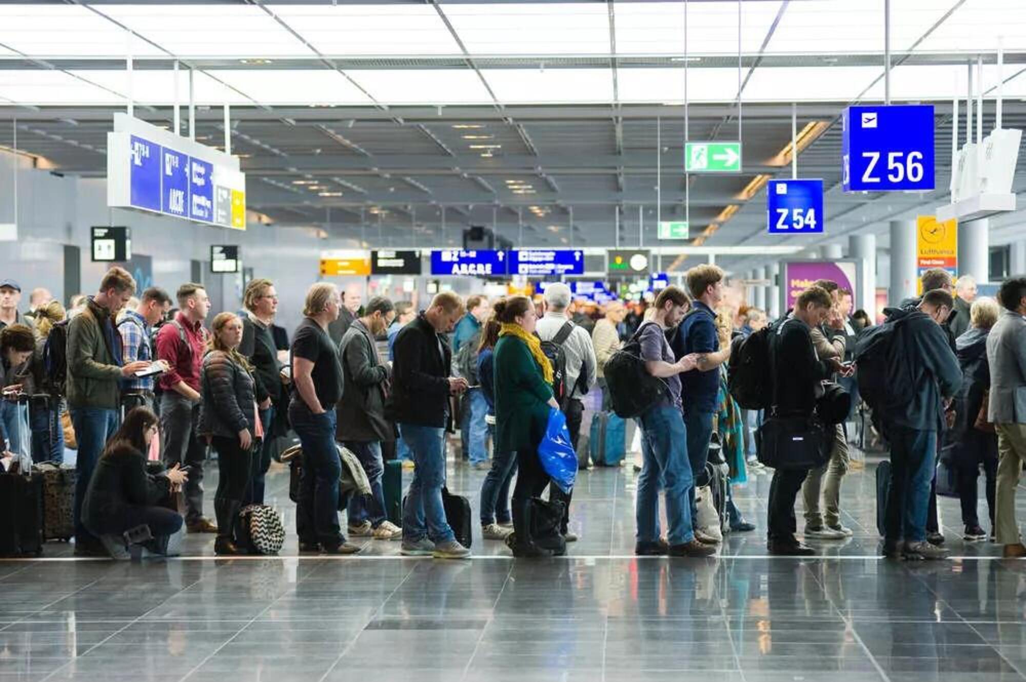 Passeggeri in coda in aeroporto