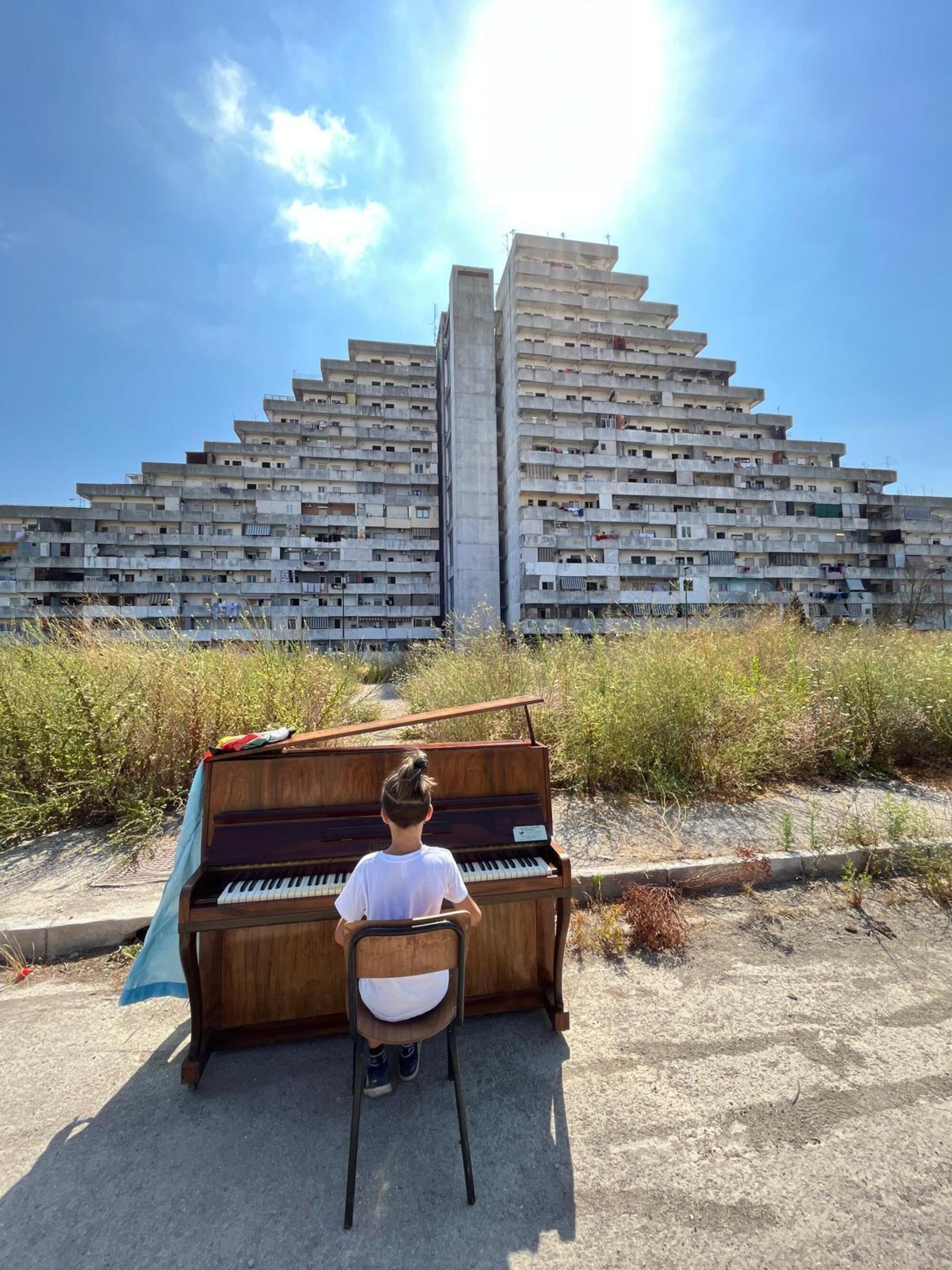 Luca, un ragazzo che ha scelto di suonare il piano per le Vele a Scampia