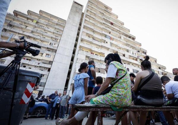 Tragedia alle Vele di Scampia, lo scrittore Cerullo: &ldquo;Conoscevo Roberto, un buono morto nell&rsquo;immondizia. Vanno abbattute&rdquo;. La camorra? &quot;Il problema &egrave; lo Stato&rdquo;. E su Saviano&hellip;