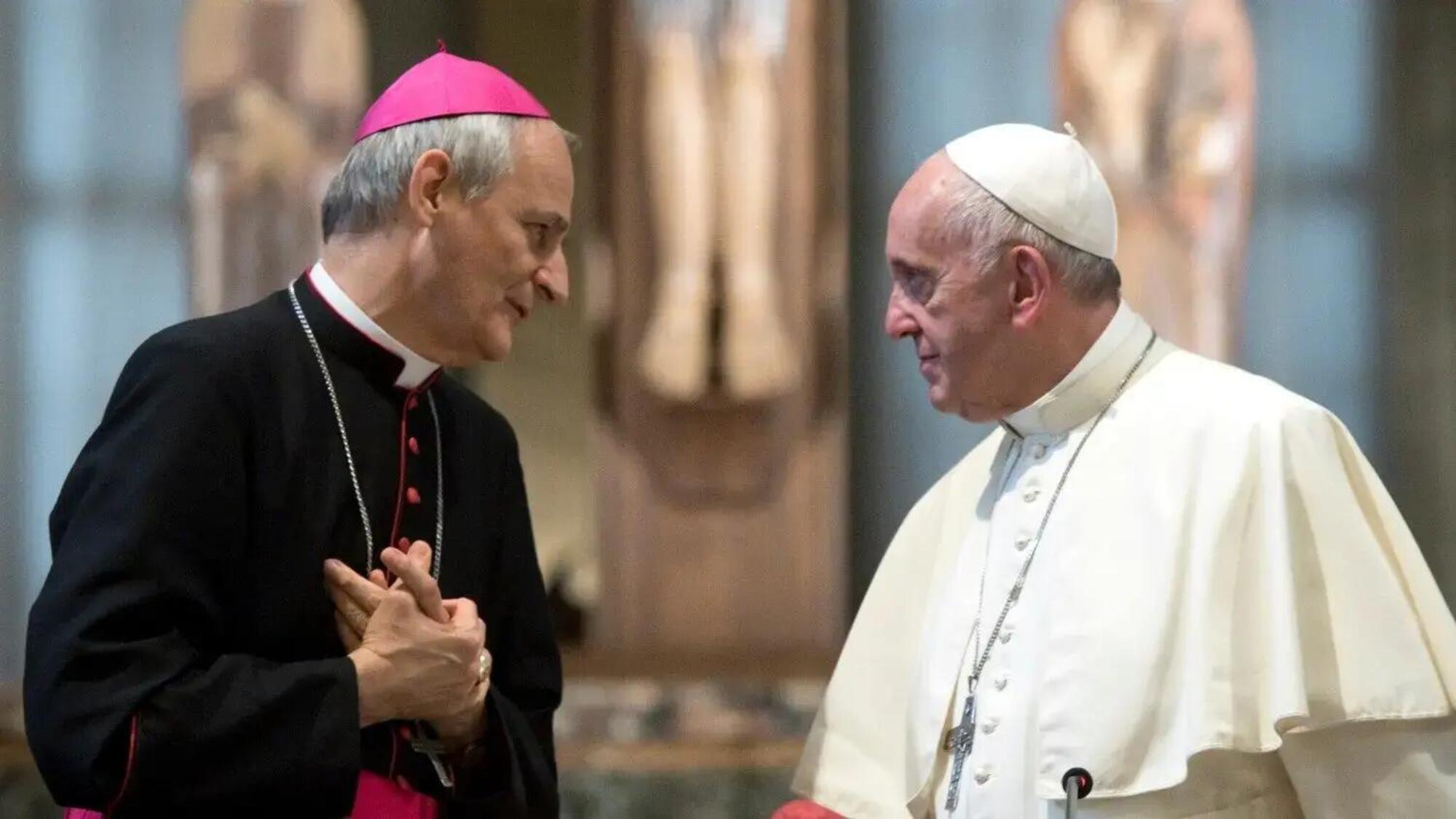 Il cardinale Matteo Zuppi con papa Francesco