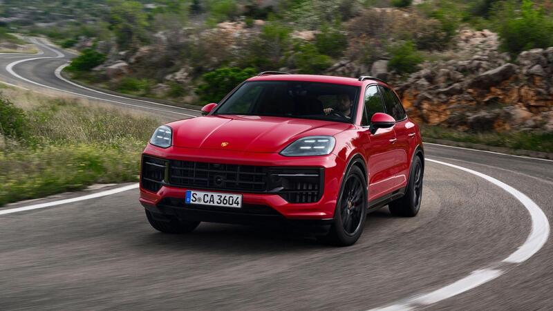 Porsche Cayenne coi pistoni: ci saranno per molti anni ancora 