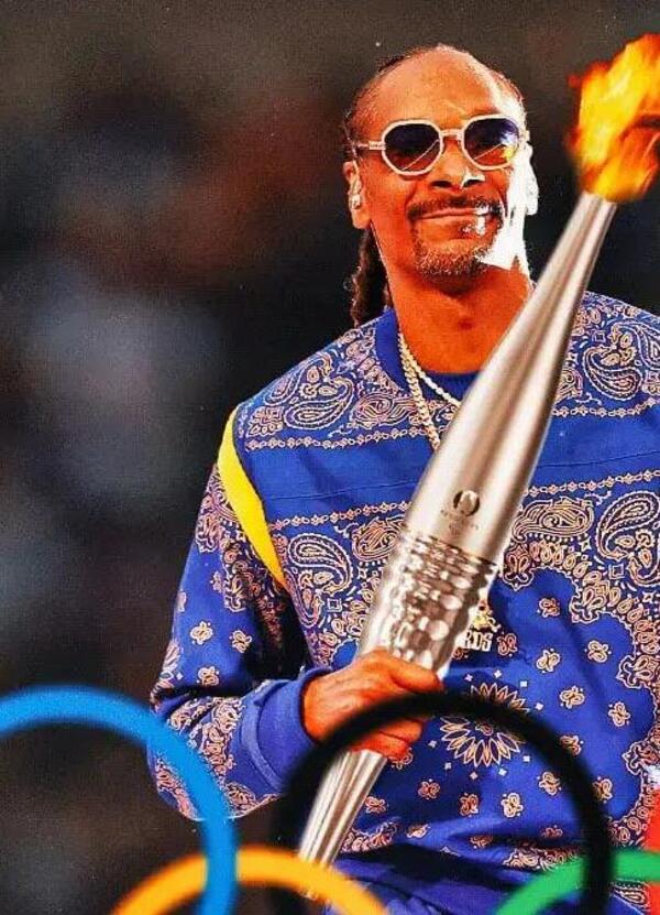 Snoop Dogg si &egrave; fumato anche la fiaccola olimpica: a chi &egrave; venuta l&rsquo;idea geniale di chiamare come simbolo dello sport (tedoforo) un fumatore di marijuana? 