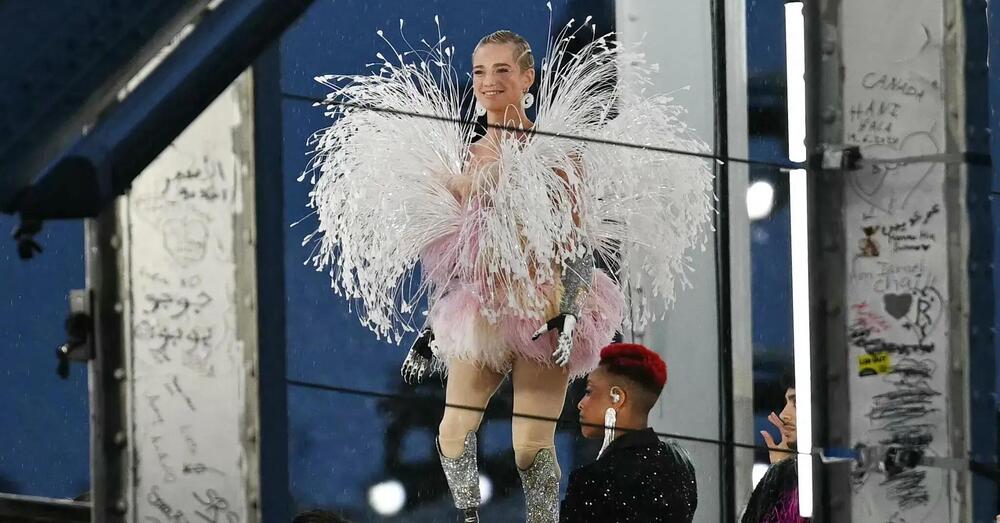 La sfilata di Bebe Vio, protagonista alla cerimonia d&#039;apertura di Parigi e simbolo di resistenza