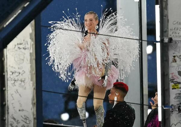 La sfilata di Bebe Vio, protagonista alla cerimonia d&#039;apertura di Parigi e simbolo di resistenza