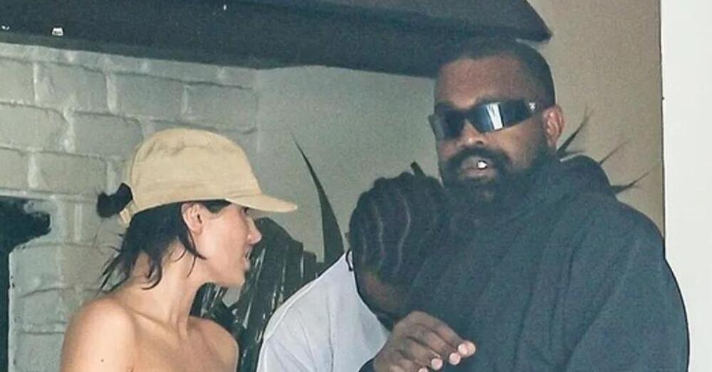 Ok Bianca Censori, ma perch&eacute; Kanye West rimane vestito anche in piscina? La moglie di Ye straripa dal bikini, mentre il rapper ex di Kim Kardashian... [FOTO]