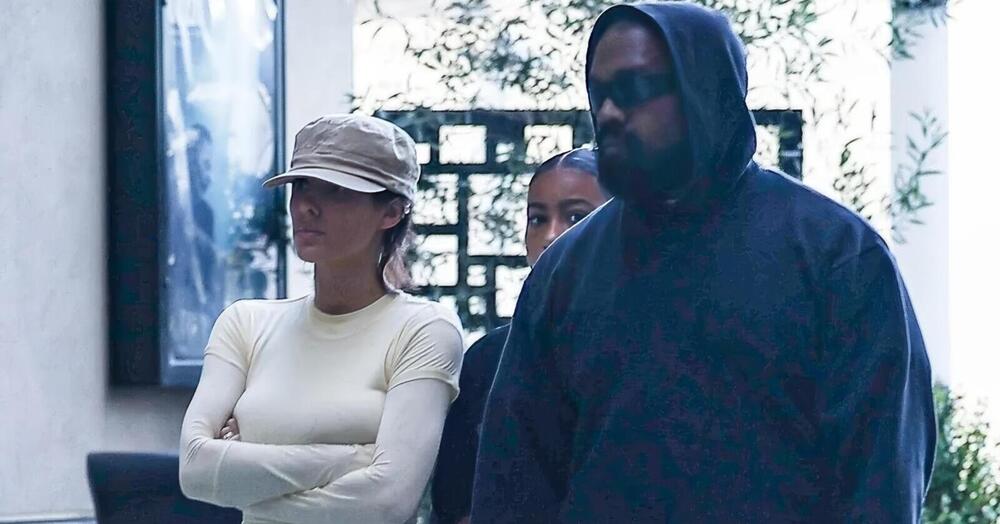 Bianca Censori con Kanye West d&agrave; ancora aria al posteriore e al cinema per &ldquo;Deadpool &amp; Wolverine&rdquo; abbraccia North. Ma &egrave; una madre migliore di Kim Kardashian per la figlia di Ye? [FOTO]