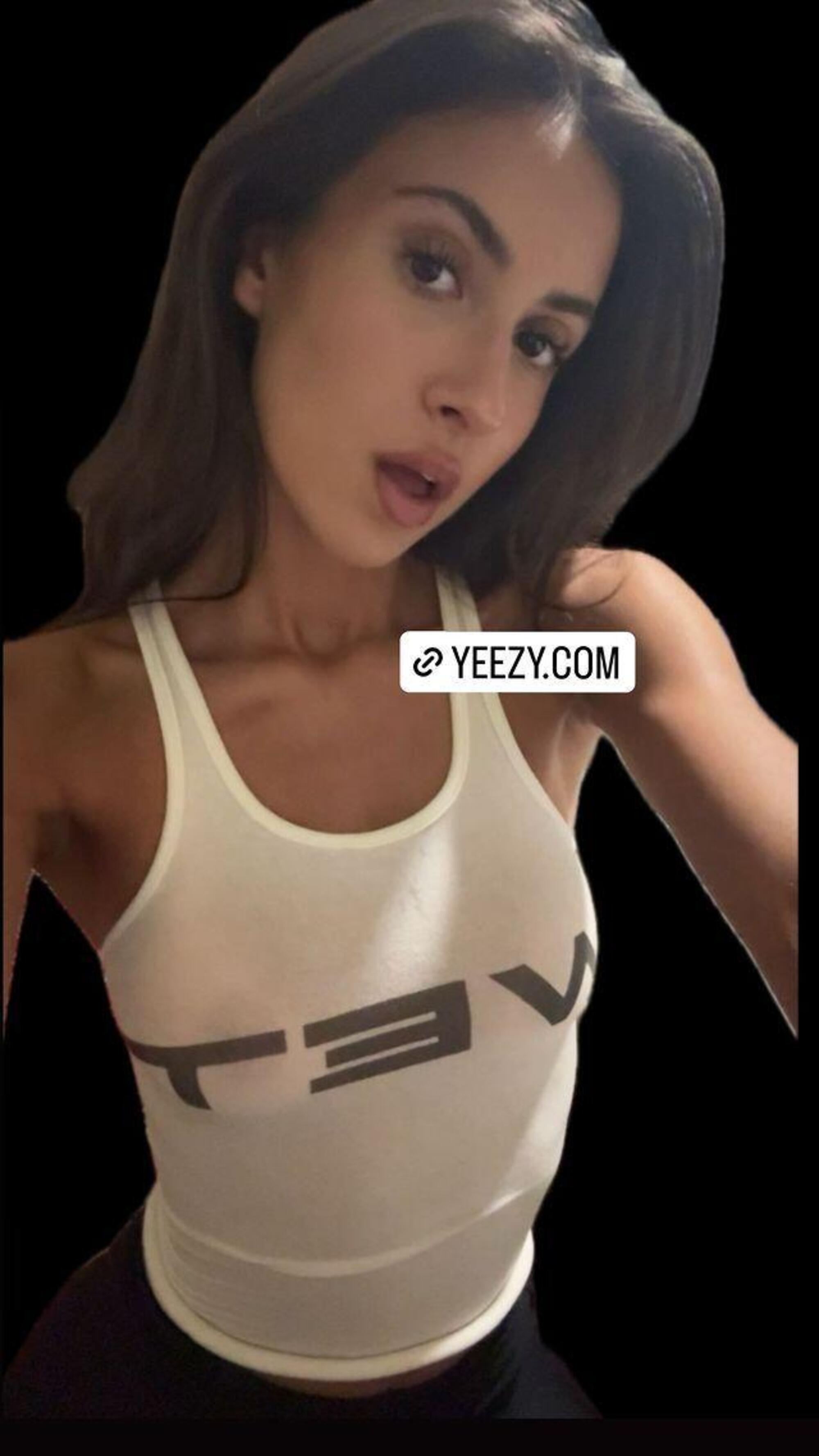 Anche Angelina Censori sponsorizza Yeezy