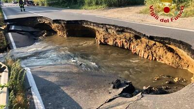 Voragine tra Lodi e Pavia: crolla la strada, a pochi metri c&rsquo;era una Fiat Panda