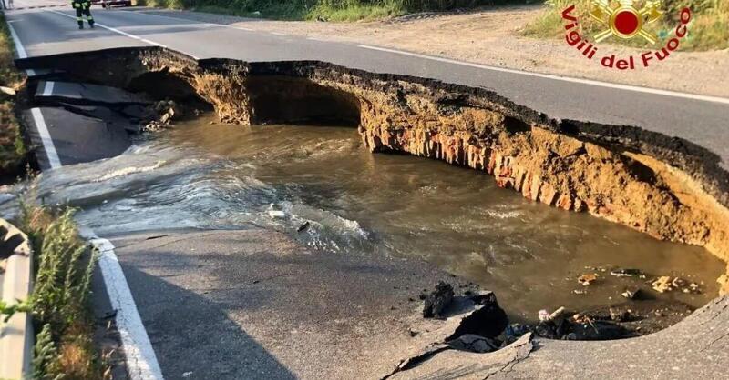 Voragine tra Lodi e Pavia: crolla la strada, a pochi metri c&rsquo;era una Fiat Panda