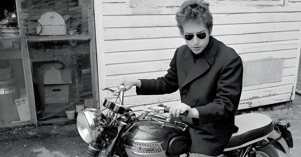 Ma cos&rsquo;&egrave; la storia di Bob Dylan sparito dopo un incidente in moto? Da &ldquo;profeta&rdquo; a &ldquo;venduto&rdquo;, la verit&agrave; sulla fuga dalla &ldquo;corsa al successo&rdquo; e dalla &ldquo;follia americana&rdquo;,e&hellip;