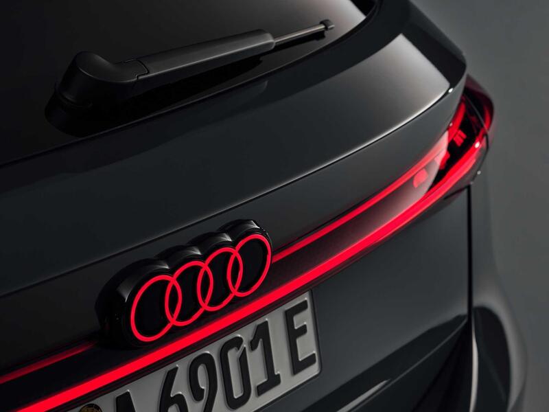 La firma luminosa della nuova Audi A6 e-tron