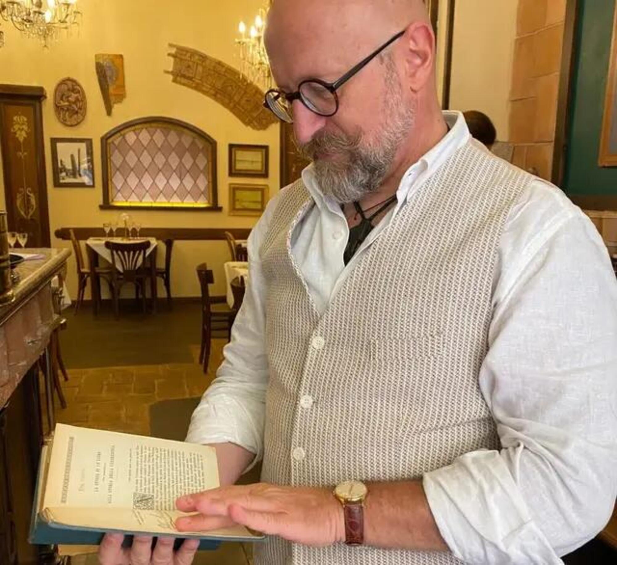 Luca Cesari con il ricettario di Pellegrino Artusi nella trattoria La Corte Galluzzi