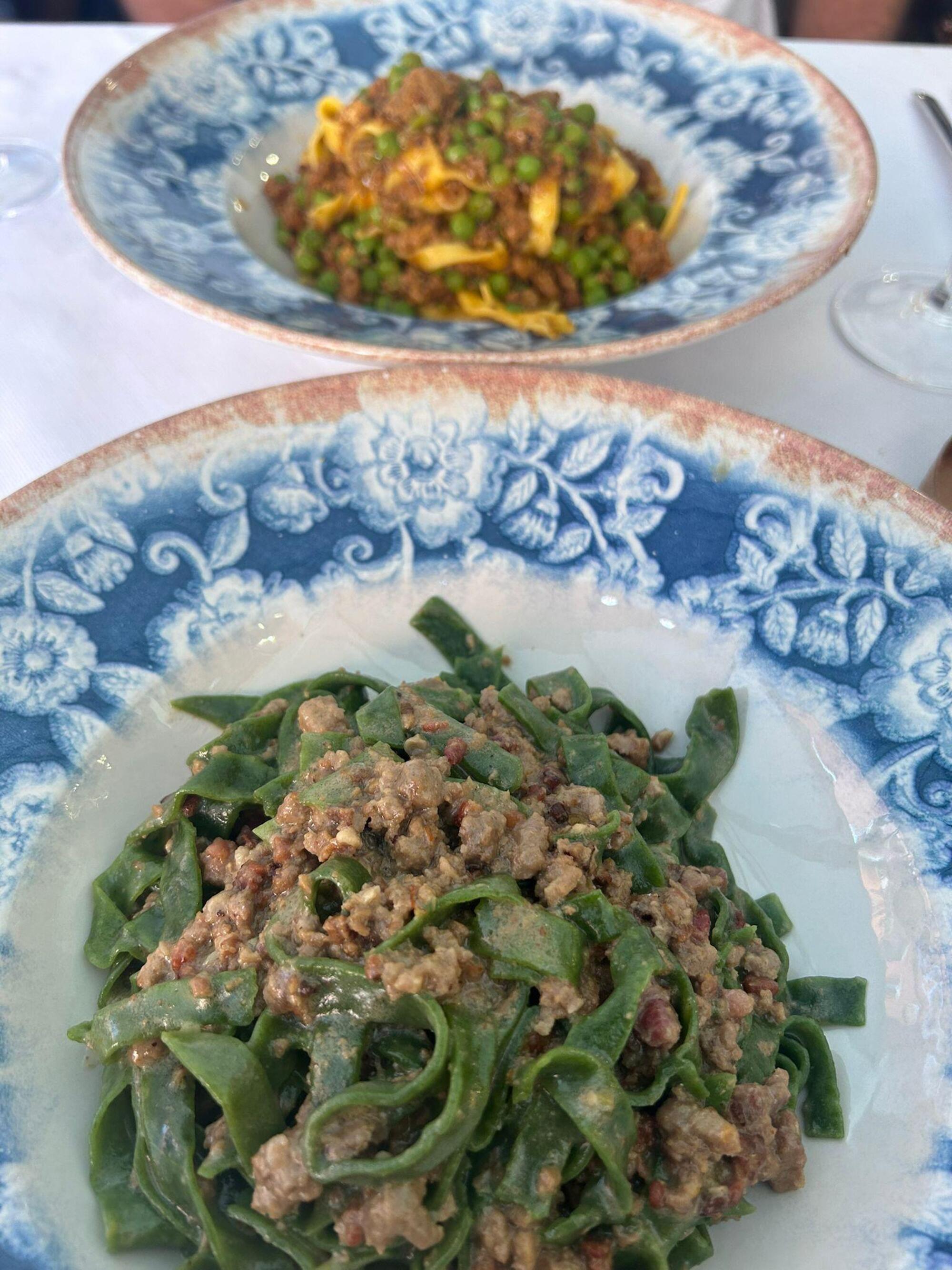 I primi, tagliatelle verdi con rag&ugrave; alla bolognese di Pellegrino Artusi e tagliatelle al rag&ugrave; rosso con l&#039;arvajja