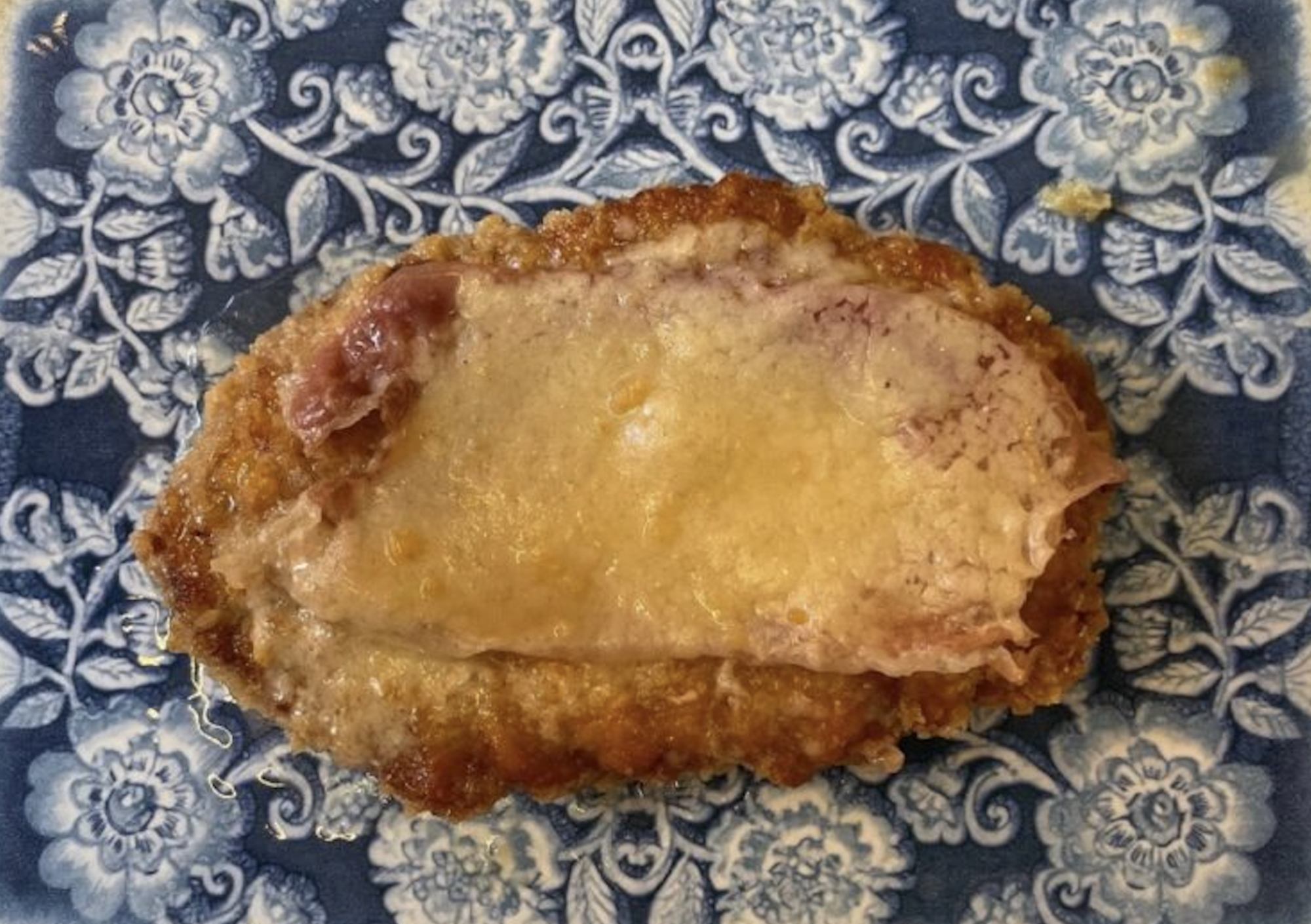 La cotoletta alla bolognese, rigorosamente di vitello, con parmigiano e prosciutto