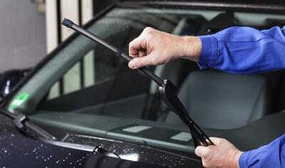 Come pulire efficacemente i tergicristalli dell&rsquo;auto: la guida completa