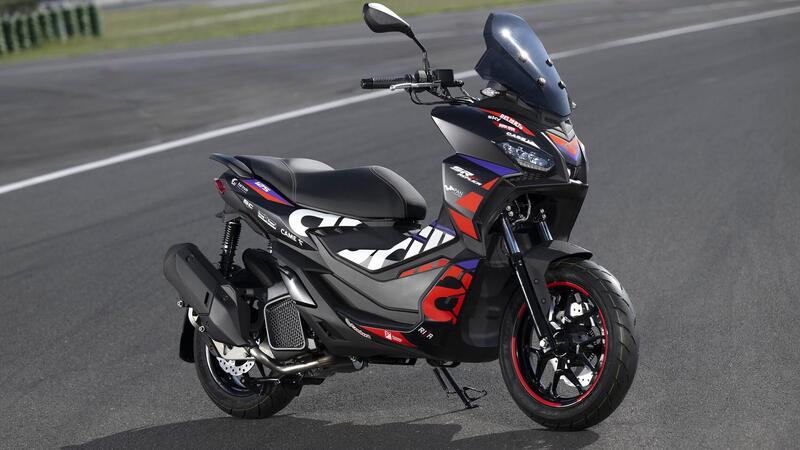 Aprilia SR GT Replica 2024, lo scooter &quot;Urban Adventure&quot; con l&#039;anima racing