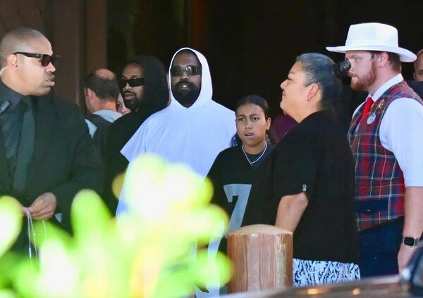 Kanye West porta i figli a Disneyland, ma questa volta Bianca Censori non c&#039;&egrave;. Perch&eacute;? Eppure la sera prima erano insieme. Ci sar&agrave; di mezzo Kim Kardashian?