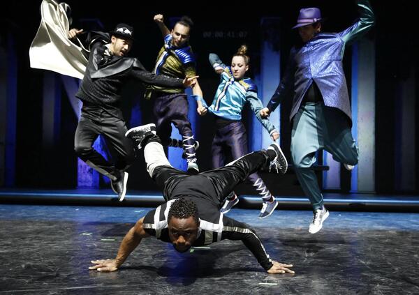 La break dance a Parigi 2024 &egrave; una buffonata e un tradimento: come fa una danza che rompe le regole a diventare una disciplina sportiva alle Olimpiadi?