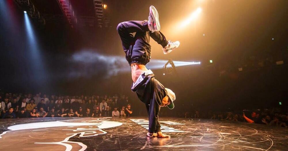 La break dance a Parigi 2024 &egrave; una buffonata e un tradimento: come fa una danza che rompe le regole a diventare una disciplina sportiva alle Olimpiadi?