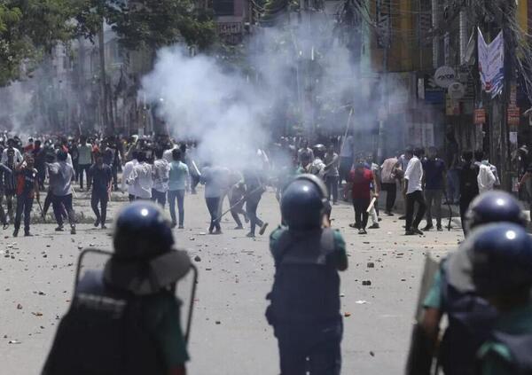 Sapete che c&#039;&egrave; una crisi umanitaria senza precedenti e che nessuno ne sta parlando? Scontri, proteste e un Paese al collasso: cosa succede davvero in Bangladesh