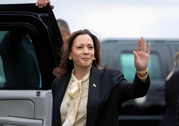 Ma cos&rsquo;&egrave; la storia della Bmw regalata a Kamala Harris e del suo vecchio amante che le donava viaggi (e lavori?) e le ha fatto conoscere Donald Trump? &Egrave; grazie a lui se oggi la candidata presidente degli Usa...