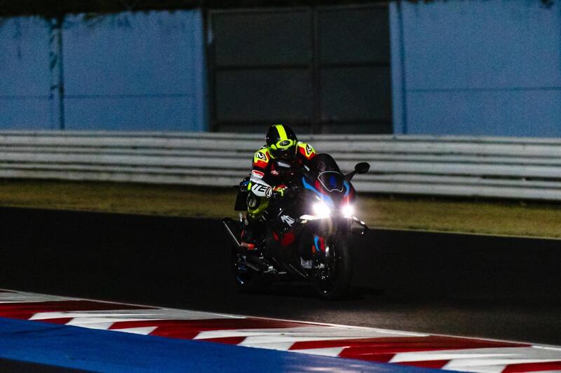 Guidare una M 1000 RR a Misano di notte &egrave; una cosa da pazzi. E noi l&#039;abbiamo fatto! Ecco cosa provano i piloti alla Racing Night [VIDEO E GALLERY]