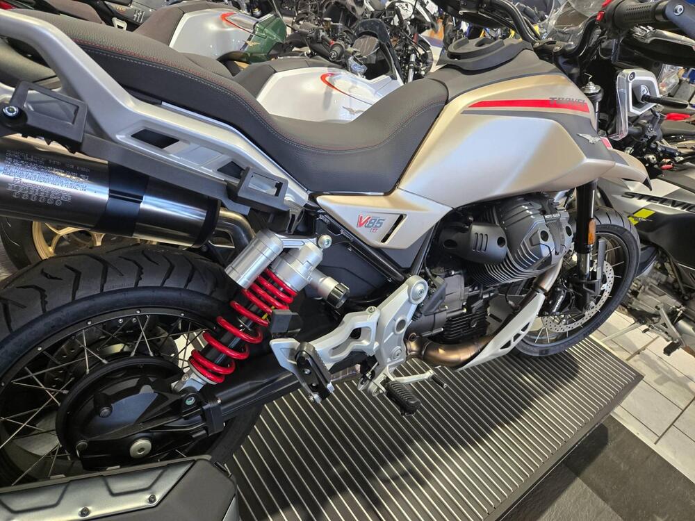 Moto Guzzi V85 TT Travel (2024 - 26) (4)