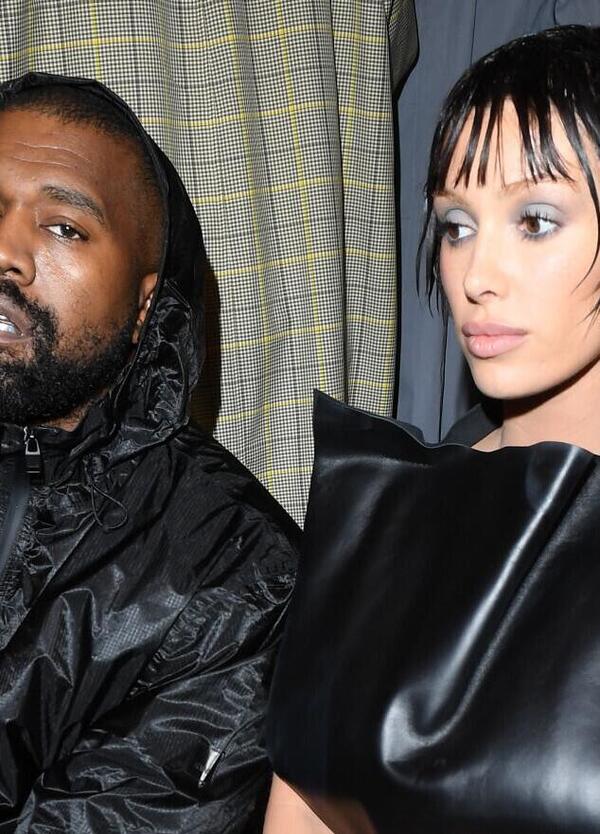 Bianca Censori non ti censuri con Kanye West neanche alla cena di compleanno? Le gemelle della moglie escono dalla rete e Ye regala un Tesla Cybertruck [FOTO e VIDEO]