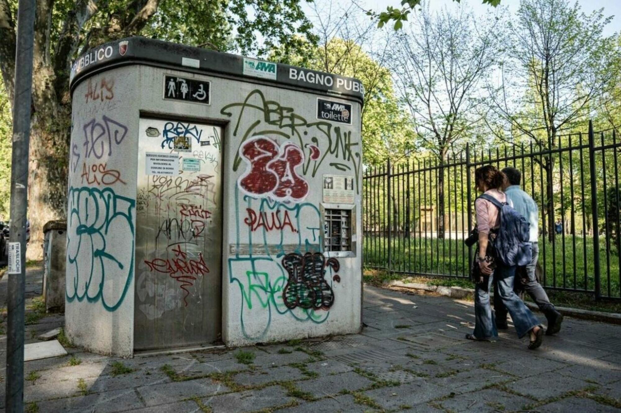 Uno dei pochi (e malmessi) bagni pubblici di Roma