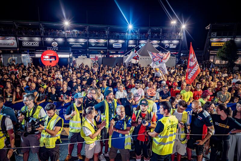 Il pubblico sotto il podio nel sabato sera della Racing Night