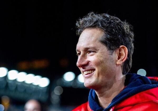 John Elkann alle Olimpiadi parla di Sinner e paragona Hamilton a Ronaldo e Messi: &ldquo;Lewis alla Ferrari non in pensione&rdquo;. Quindi il Cavallino in Formula 1 &egrave; come l&rsquo;Arabia e la Mls per il calcio? Altro che Juve...