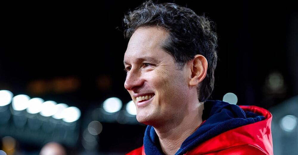 John Elkann alle Olimpiadi parla di Sinner e paragona Hamilton a Ronaldo e Messi: &ldquo;Lewis alla Ferrari non in pensione&rdquo;. Quindi il Cavallino in Formula 1 &egrave; come l&rsquo;Arabia e la Mls per il calcio? Altro che Juve...