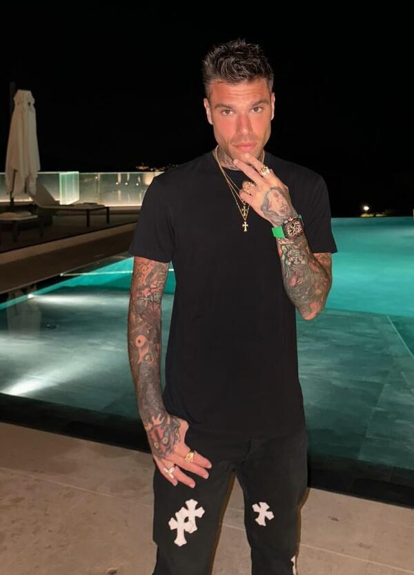 Fedez, incidente sul suo van extralusso in stile Kanye West e Kim Kardashian. Cos&rsquo;&egrave; successo all&rsquo;ex di Chiara Ferragni (e al suo furgone vip con &ldquo;nuovo optional&rdquo;)?