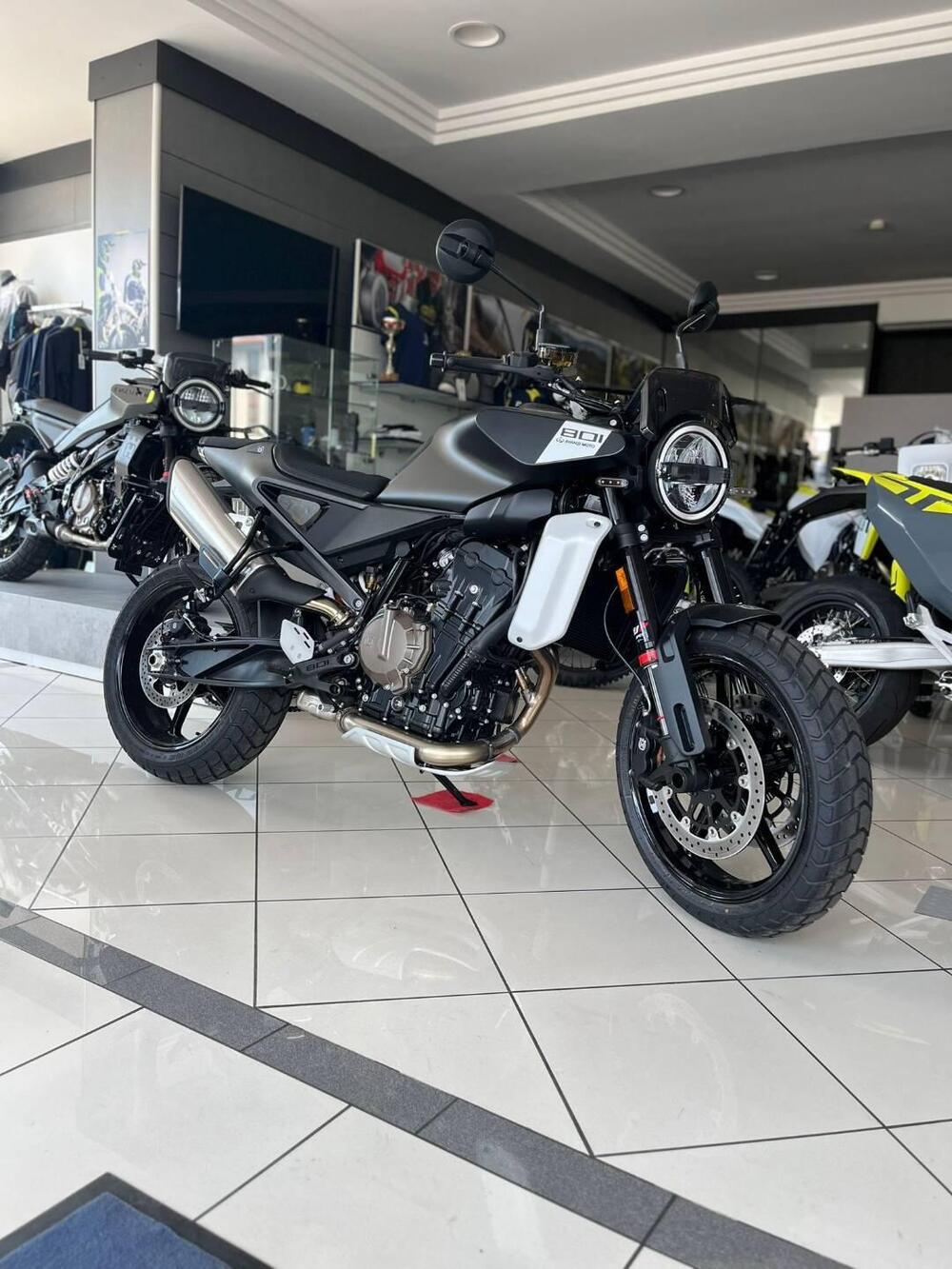 Husqvarna Svartpilen 801 (2024 - 26) (3)