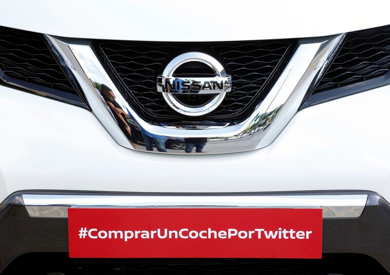 Nissan vende la prima auto su Twitter